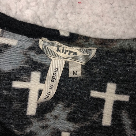 5/$25🖤Tie dye cross crop top - Picture 2 of 5